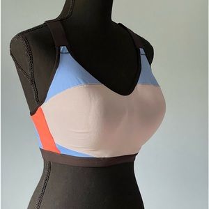 Victoria’s Secret sports bra, size 34 DDD. Like new.